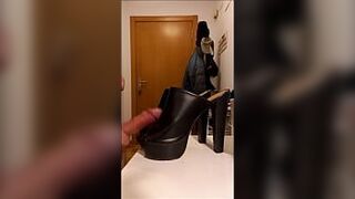 Great cum for a great heels - porn video
