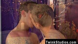 Sexy men Levon is listening to music and dancing and he wants Patrick - porn video